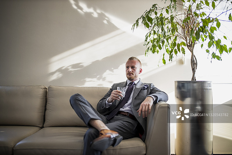 商人在家办公时饮酒图片素材