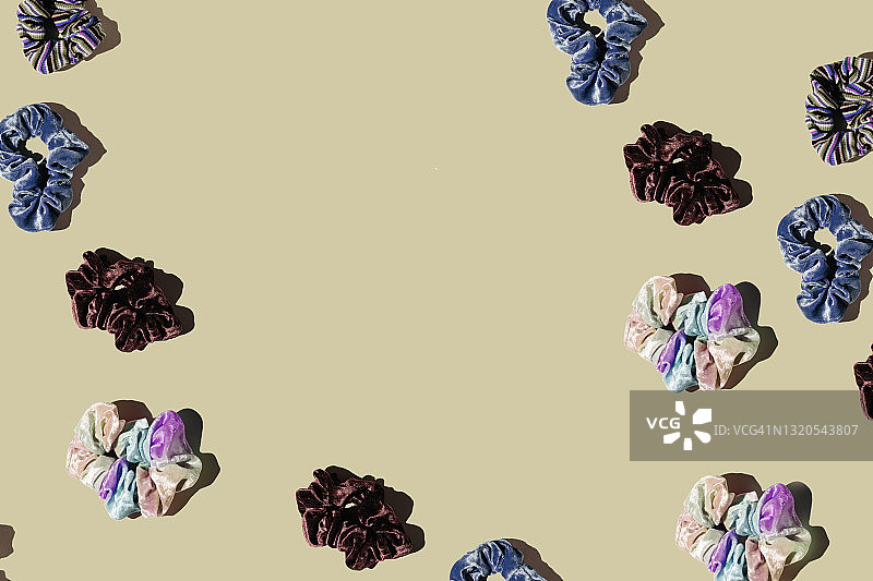 柔和背景下的发圈图片素材