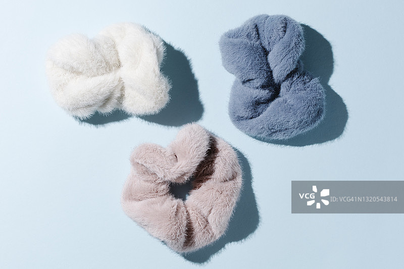 柔和背景下的发圈图片素材