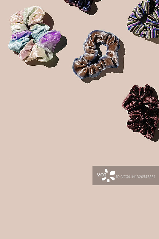 柔和背景下的发圈图案图片素材