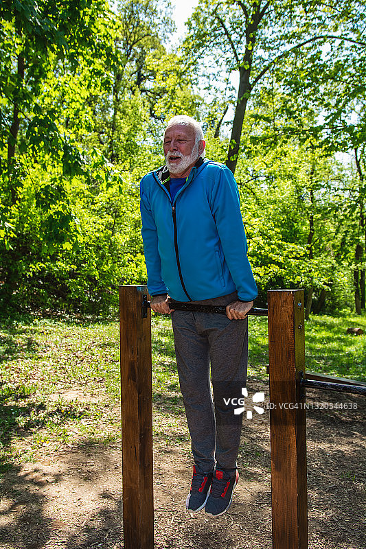 老年男人在做引体向上图片素材