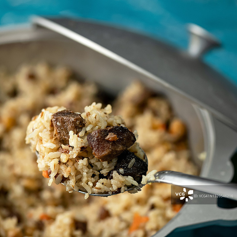 铁锅背景下的乌兹别克抓饭图片素材