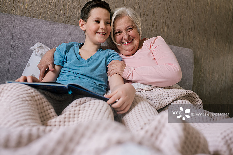 男孩被奶奶拥抱图片素材