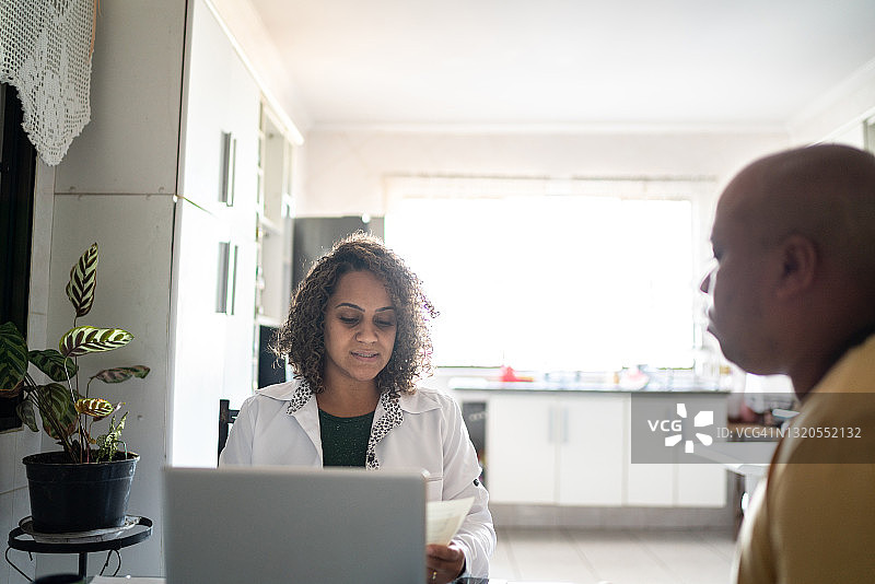 在家中进行医疗预约的男人图片素材