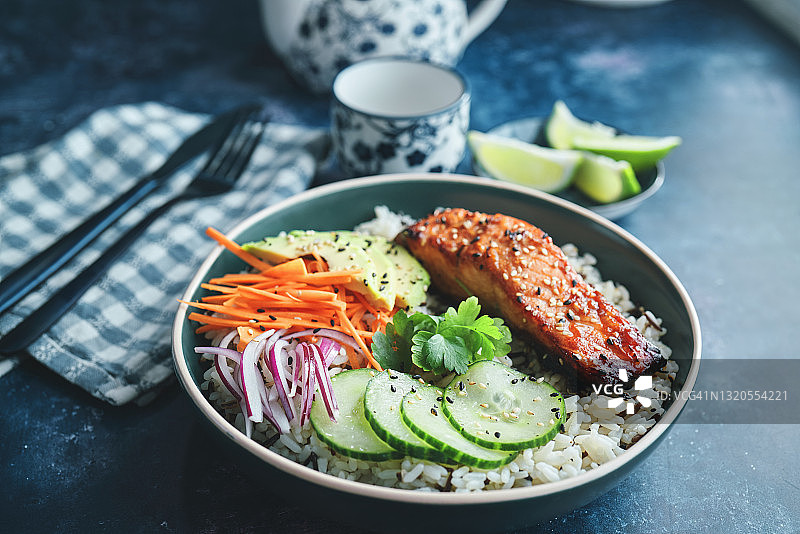 香辣三文鱼饭配胡萝卜黄瓜牛油果图片素材