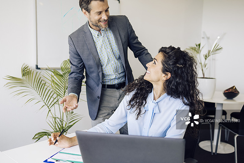 两位年轻的商人一起工作图片素材