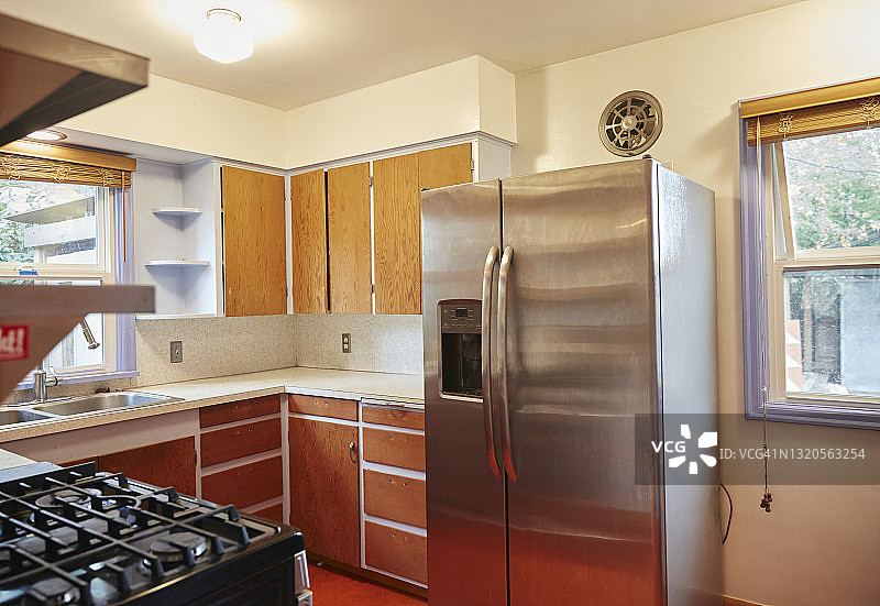 翻新项目前的复古旧厨房图片素材