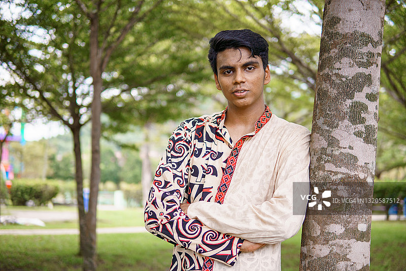 在公园里的年轻人图片素材