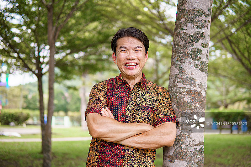 公园里中年男人灿烂笑容图片素材