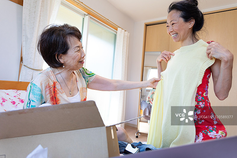 母女享受网上购物的乐趣图片素材