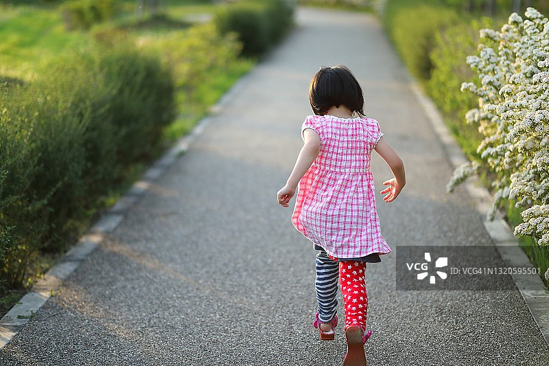 在小路上奔跑的小女孩图片素材
