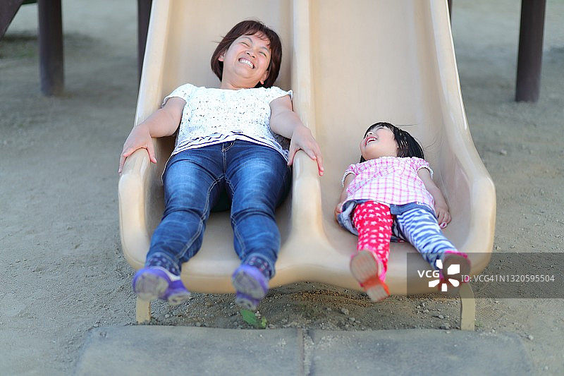 母亲和孩子愉快地滑在一起图片素材