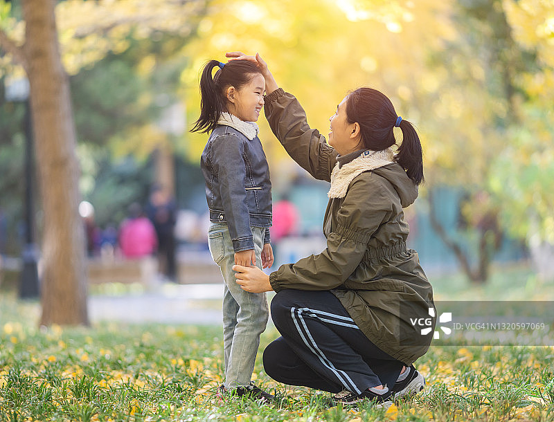 秋天里的小女孩和母亲图片素材