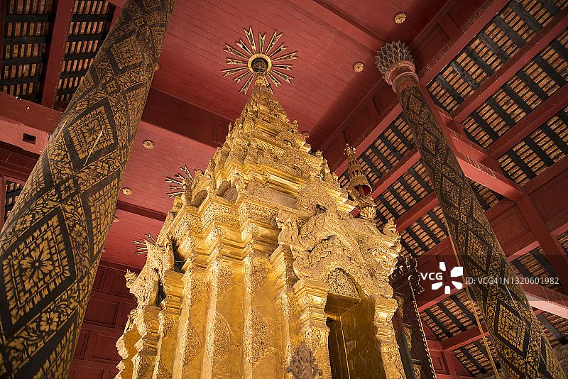 泰国南邦銮佛寺内的金色建筑图片素材