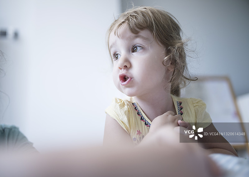 玩玩具和说话的2-3岁金发小女孩图片素材