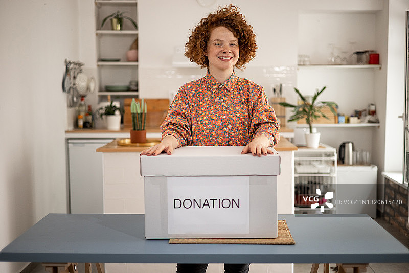 慷慨的白人妇女募捐帮助穷人图片素材