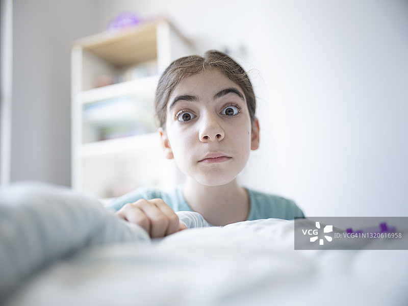 女孩们在室内做鬼脸图片素材