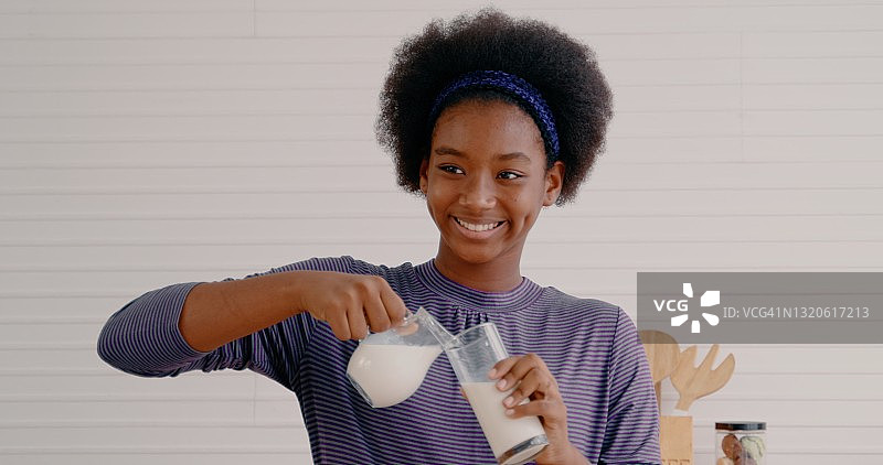 喝牛奶的年轻非裔美国妇女图片素材