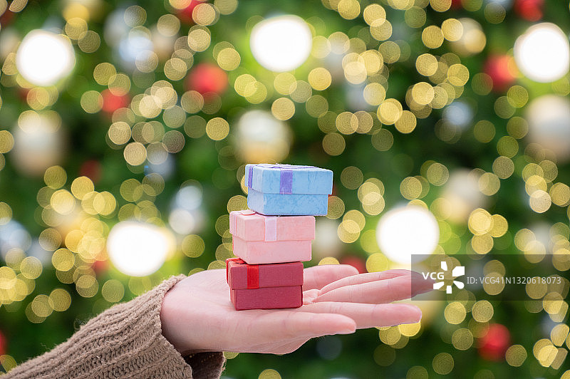 手拿一小堆包装好的礼品盒图片素材