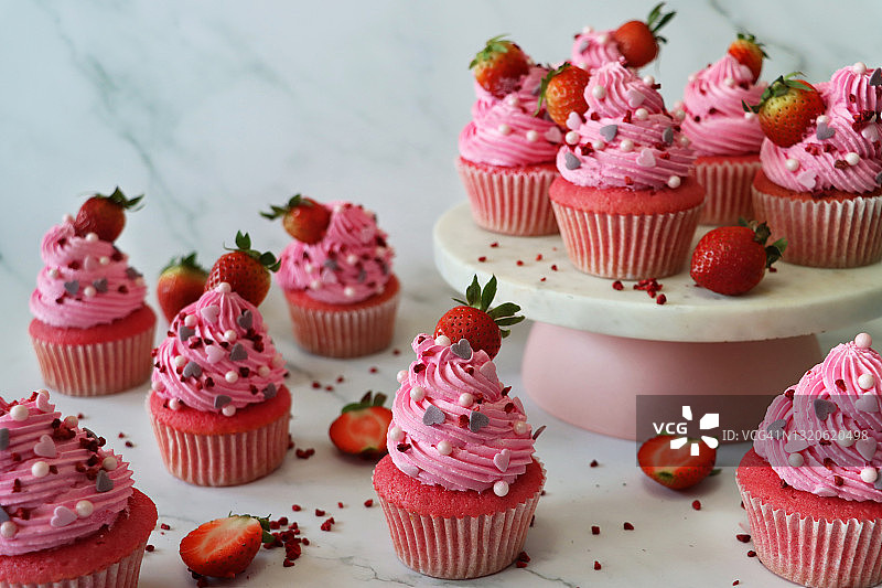 粉色草莓纸杯蛋糕图片素材