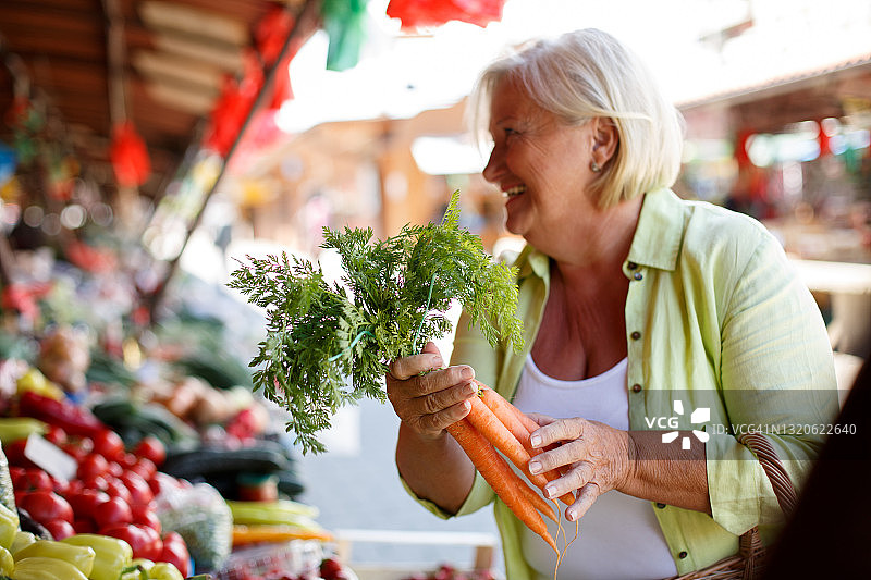 在农贸市场采购图片素材