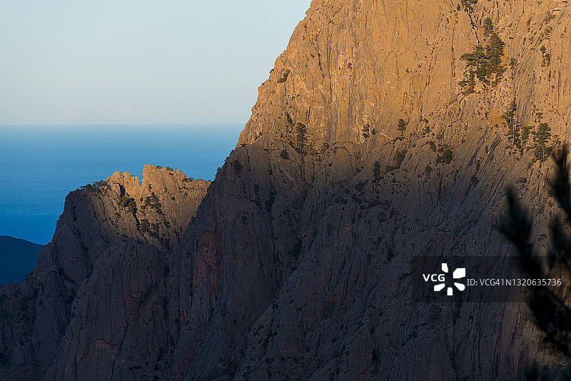 科西嘉岛地中海岩壁景观图片素材