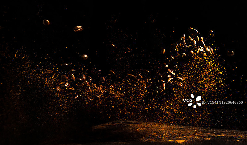 咖啡粉和咖啡豆在空中飞溅图片素材