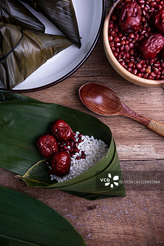 制作粽子，端午节中国传统美食图片素材