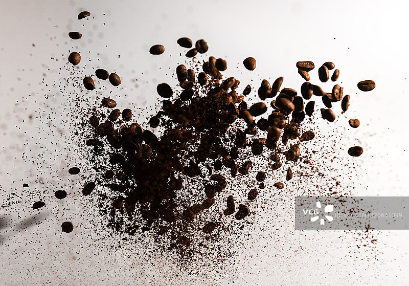 咖啡粉和咖啡豆在空中飞溅图片素材