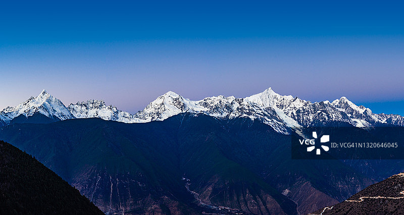 梅里雪山日出峰顶图片素材