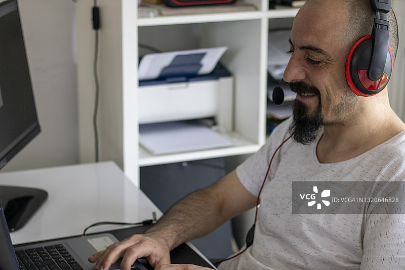 在办公室工作的快乐年轻男性客服主管图片素材