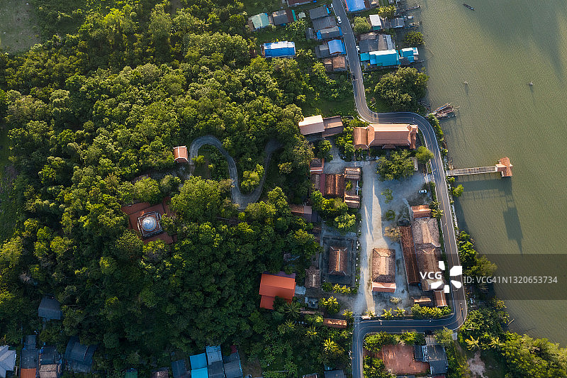 在泰国宋卡府约岛村庄上空飞行的无人机，日出美景图片素材