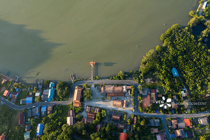 在泰国宋卡府约岛村庄上空飞行的无人机，日出美景图片素材