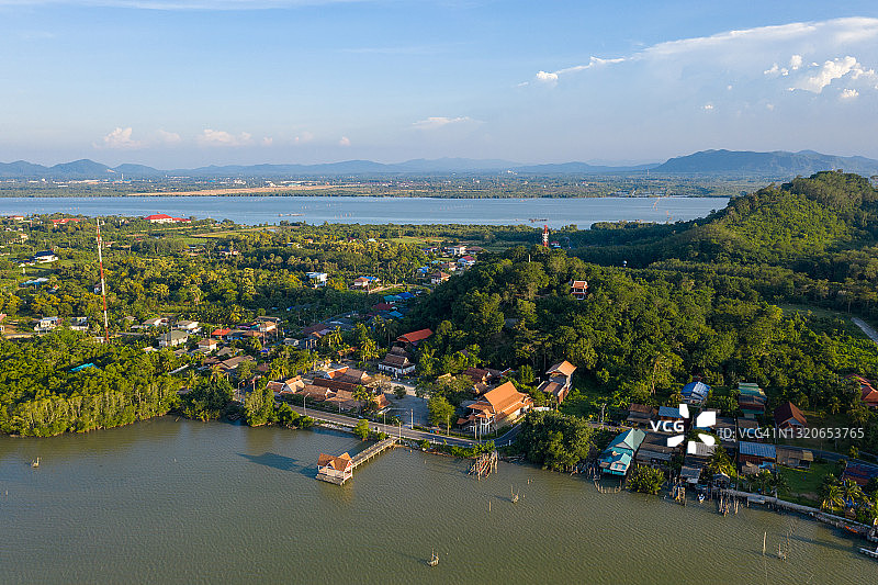 在泰国宋卡府约岛村庄上空飞行的无人机，日出美景图片素材