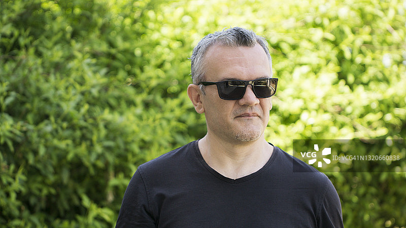 户外肖像：英俊男人图片素材