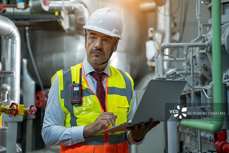 工程师在现代化工厂锅炉房工作检查图片素材