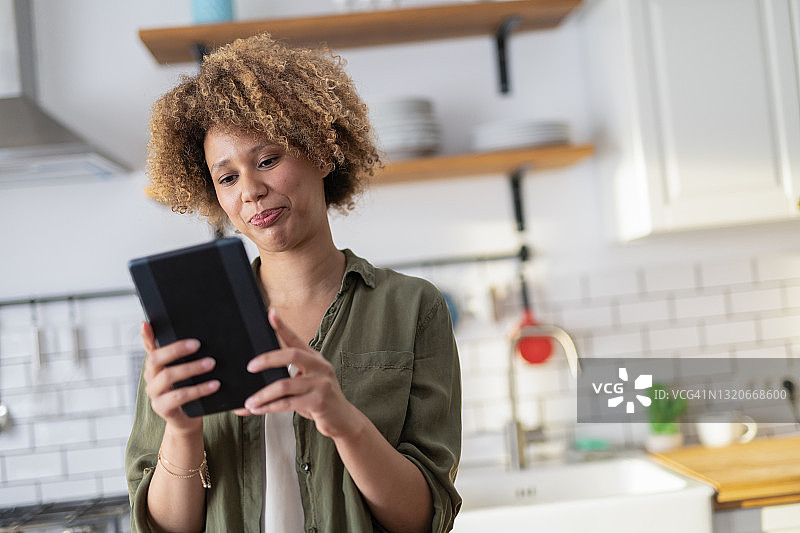 女人在家中进行视频会议图片素材