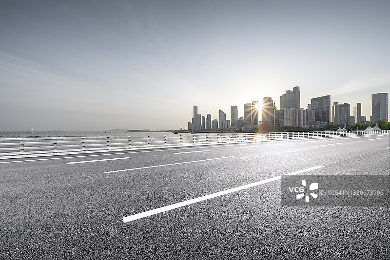 日落下的城市道路图片素材