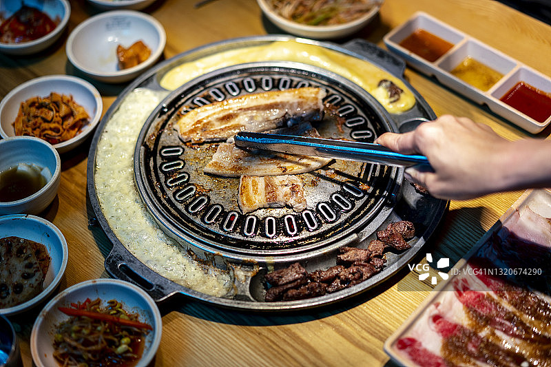 韩国烤肉和小菜图片素材