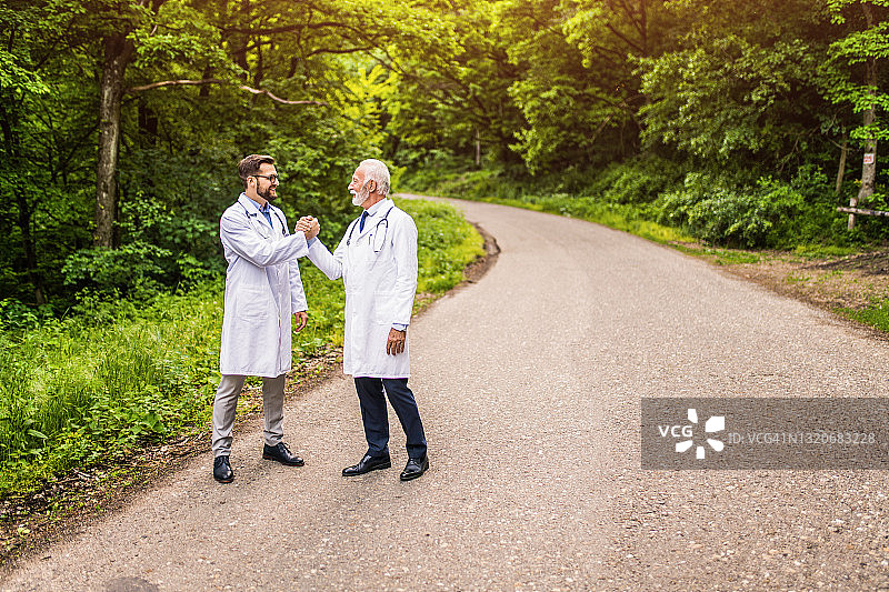 两位快乐的医生在大自然中击掌图片素材