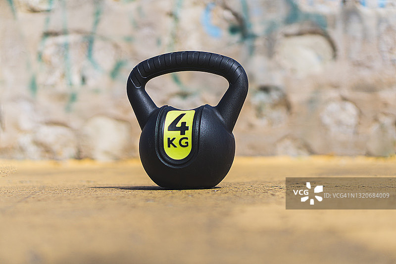 健身房的地板上放着壶铃图片素材