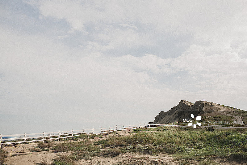 海滩附近的绿色山丘景观图片素材