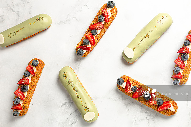 大理石背景上的法式甜点泡芙图片素材