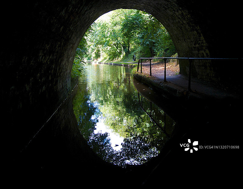 在英国的兰格伦运河上驳船穿过隧道图片素材