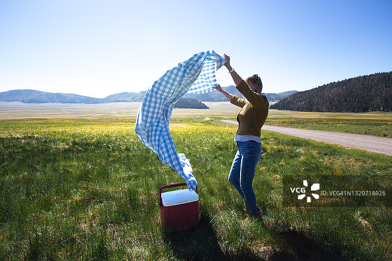 新墨西哥州瓦列斯卡尔德拉国家保护区：野餐铺桌布的女人图片素材