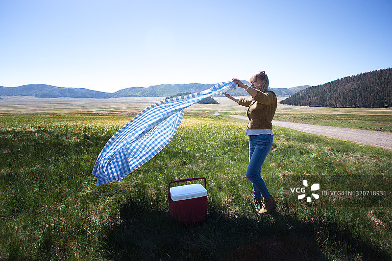 新墨西哥州瓦列斯卡尔德拉国家保护区：野餐铺桌布的女人图片素材