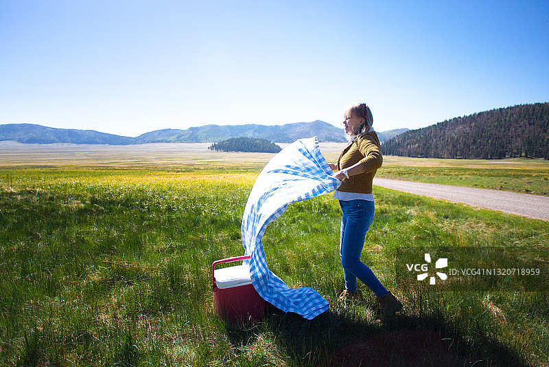 新墨西哥州瓦列斯卡尔德拉国家保护区：野餐铺桌布的女人图片素材