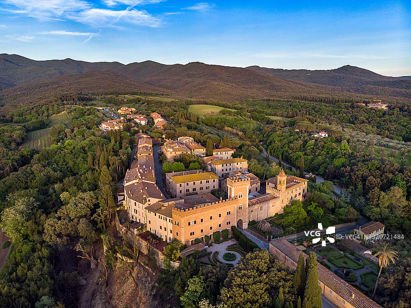 日落时分无人机拍摄的博尔盖里托斯卡纳小镇图片素材