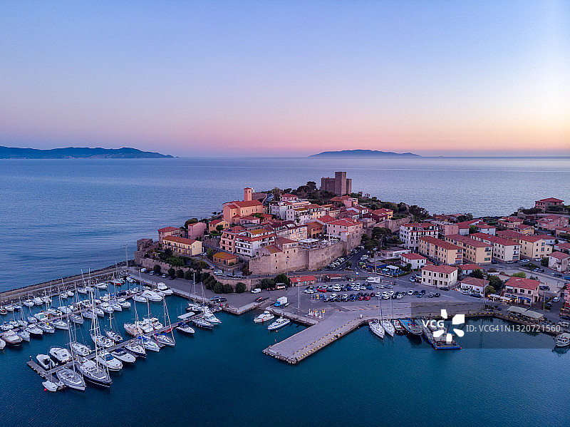 无人机下的意大利托斯卡纳塔拉莫内海滨小镇图片素材