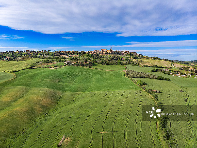 无人机拍摄的托斯卡纳皮恩扎乡村景观，绿色麦田图片素材